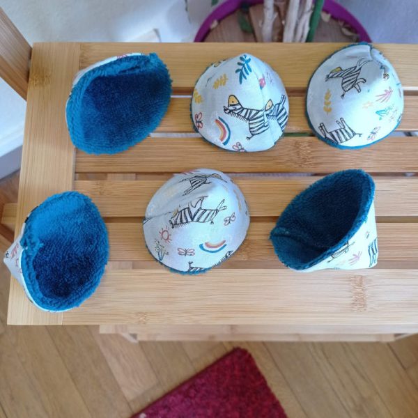 petit cône pare pipi zèbre bleu pétrole pour coffret naissance