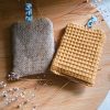 eponge gratante une face en toile de jute et une en nid d'abeuille couleur moutarde