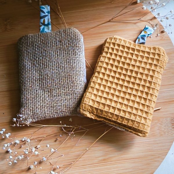 eponge gratante une face en toile de jute et une en nid d'abeuille couleur moutarde