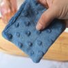 Lingette lavable réutilisable bleu grisé texture doudou à pois