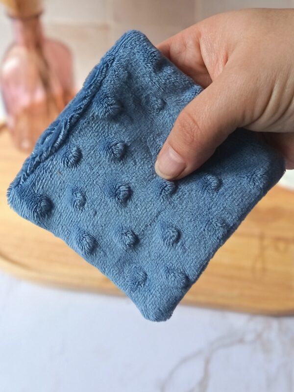 Lingette lavable réutilisable bleu grisé texture doudou à pois