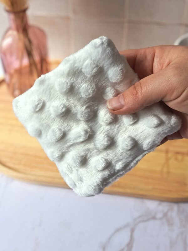 Lingette démaquillante magique en tissu minky blanc ultra doux pour peaux sensibles.