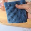 Lingette lavable réutilisable bleu grisé texture doudou à pois