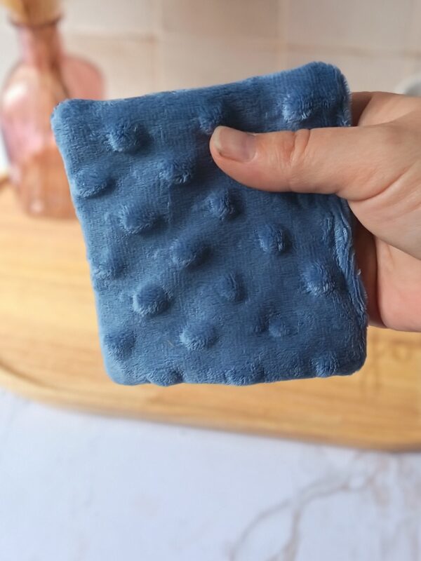 Lingette lavable réutilisable bleu grisé texture doudou à pois