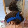 Bandeau pour cheveux avec fil de fer intégré, tissu bleu uni. Porté sur une tête de mannequin, noué à l’avant, il apporte une note sobre et moderne tout en assurant un bon maintien.