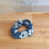 Chouchou à cheveux en coton bleu avec fleur blanche, finitions soignées