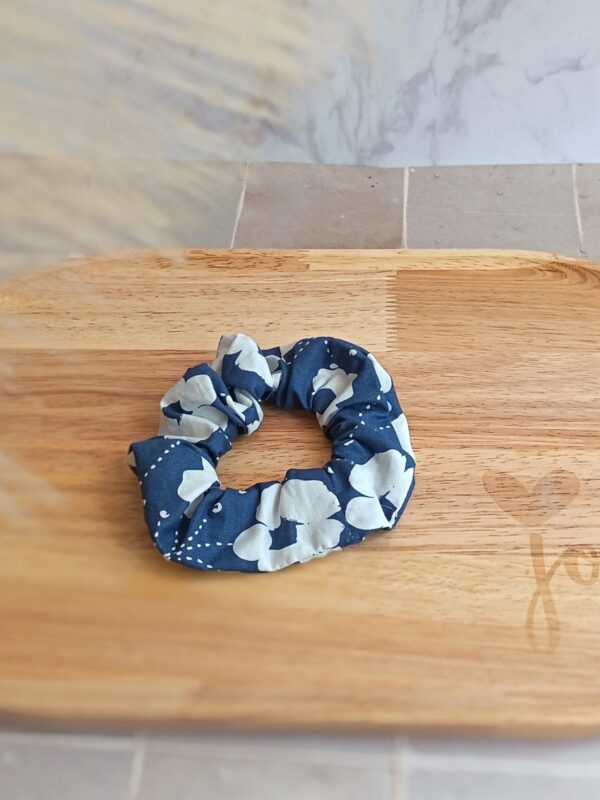 Chouchou à cheveux en coton bleu avec fleur blanche, finitions soignées