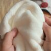 Zoom sur le tissu éponge de bambou blanc certifié, reconnu pour son absorption et sa douceur idéale pour les peaux sensibles.
