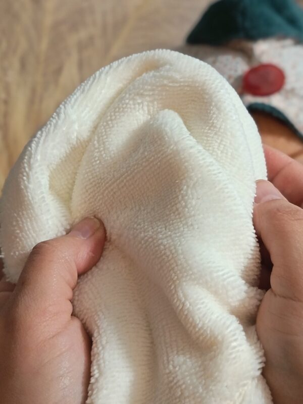 Zoom sur le tissu éponge de bambou blanc certifié, reconnu pour son absorption et sa douceur idéale pour les peaux sensibles.