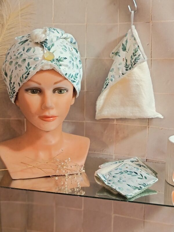 Coffret bien-être éponge de bambou : serviette à cheveux boutonnée, mini serviette visage et 4 lingettes lavables assorties, motif feuilles d'eucalyptus.