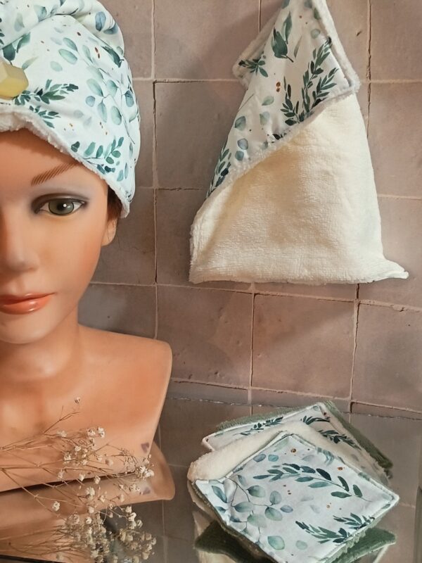 Coffret bien-être éponge de bambou : serviette à cheveux boutonnée, mini serviette visage et 4 lingettes lavables assorties, motif feuilles d'eucalyptus.