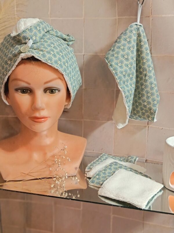 Set de bain zéro déchet en bambou : turban capillaire, serviette invité et 4 carrés démaquillants réutilisables, motif géométrique hexagones bleu et doré.