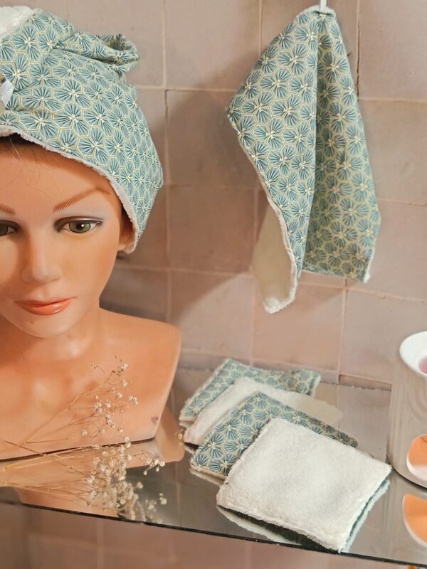 Set de bain zéro déchet en bambou : turban capillaire, serviette invité et 4 carrés démaquillants réutilisables, motif géométrique hexagones bleu et doré.