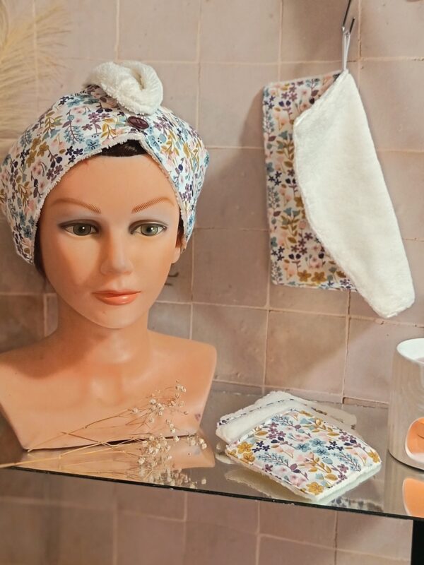 Kit douceur bambou composé d'une serviette à cheveux, d'une mini serviette visage et de 4 lingettes, motif floral printanier ocre et violet.