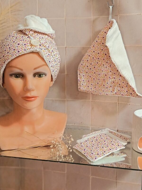 Coffret bien-être en éponge de bambou : serviette à cheveux avec bouton, mini serviette visage et lot de 4 lingettes lavables, motif fleuri Mini Pio Ocre.