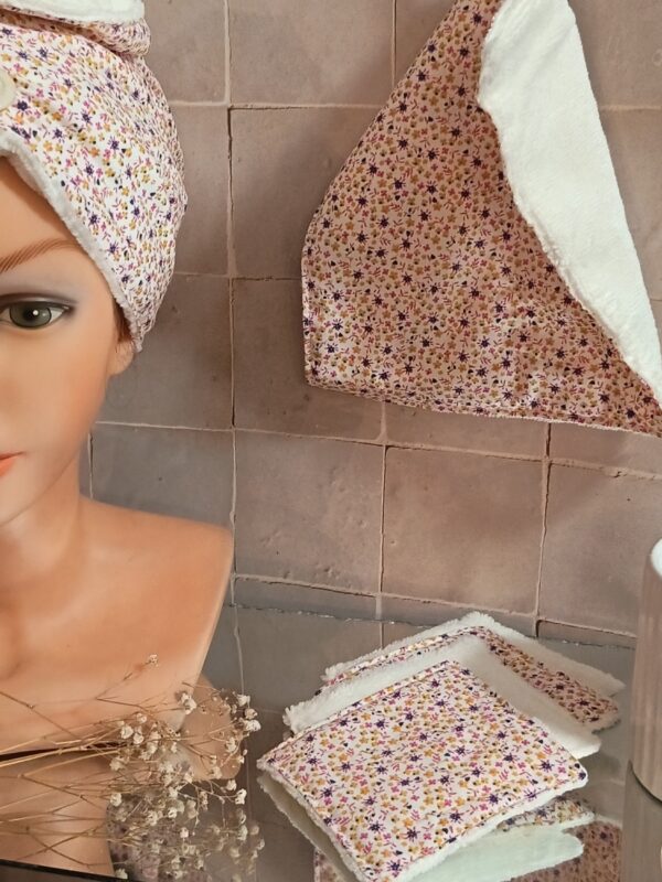 Détail du kit de soin visage et cheveux en bambou, zoom sur les 4 lingettes démaquillantes et la mini serviette assortie, motif petites fleurs ocre.