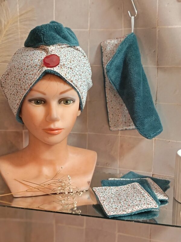 Set de bain écologique en bambou couleur indigo : serviette à cheveux turban, mini serviette visage et 4 lingettes, coton imprimé fleuri et éponge vert canard.