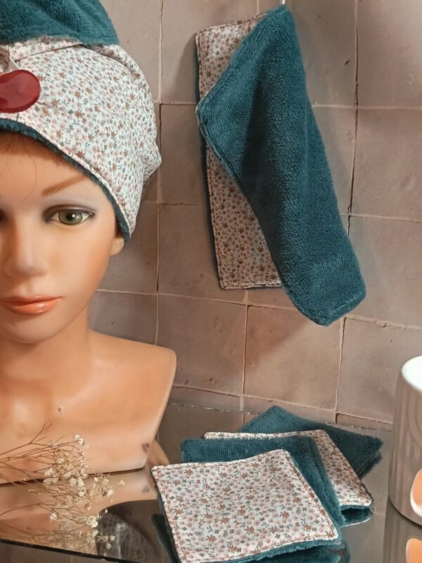 "Zoom sur les accessoires de toilette en éponge de bambou indigo et coton fleuri, comprenant 4 carrés démaquillants et une serviette invité.