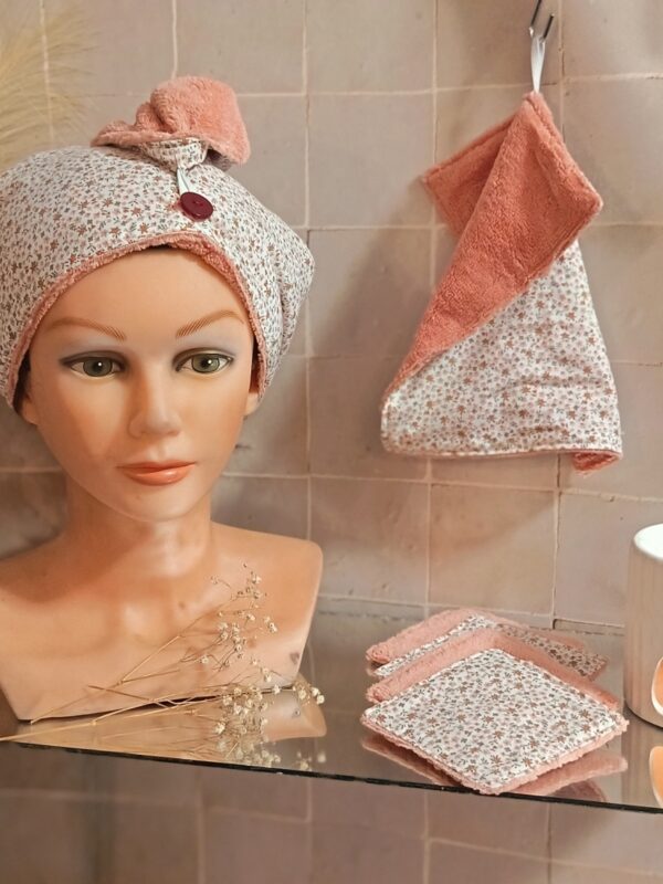 Coffret douceur bambou ton pêche : serviette à cheveux boutonnée, mini serviette visage et 4 lingettes réutilisables avec motif floral délicat.