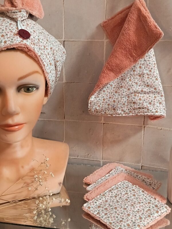 Détail des finitions du coffret bien-être : 4 lingettes lavables et mini serviette en éponge de bambou coloris pêche et coton fleuri.