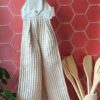 Essuie-main suspendu artisanal en tissu nid d'abeille couleur lin et coton à motif floral blanc nommé Britney.