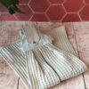 Essuie-main suspendu en coton et nid d'abeille lin, présenté plié pour laisser apparaître les finitions artisanales.