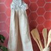 Essuie-main suspendu artisanal avec attache en coton motif Eleoni Tomette et tissu absorbant en nid d'abeille couleur lin.