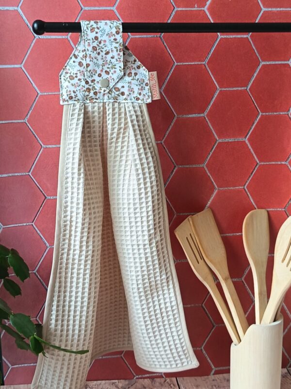 Essuie-main suspendu artisanal avec attache en coton motif Eleoni Tomette et tissu absorbant en nid d'abeille couleur lin.