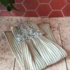 Essuie-main suspendu Malili_fée présenté plié, mettant en valeur l'imprimé floral Tomette et la qualité du nid d'abeille lin.