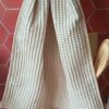 Zoom sur la texture alvéolée du nid d'abeille couleur lin, garantissant un essuie-main suspendu à la fois doux et très absorbant.