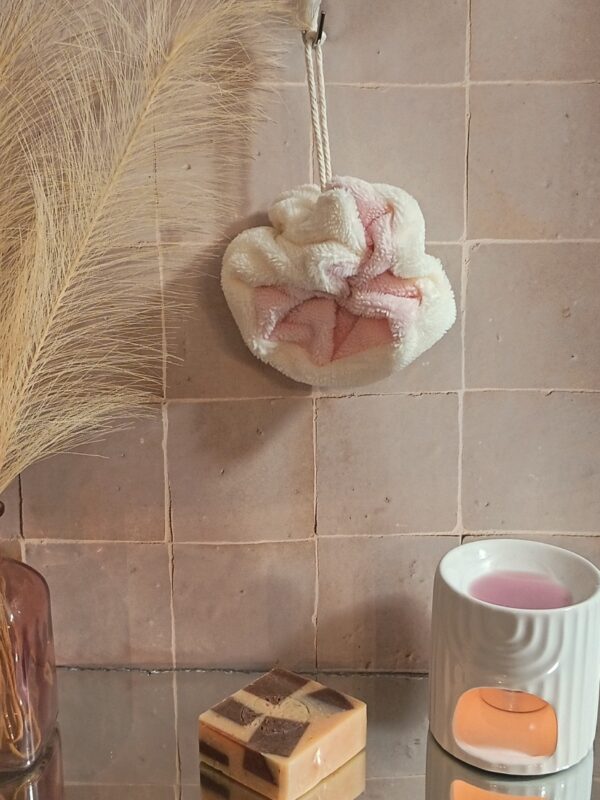 Fleur de douche artisanale bicolore rose et crème, mélange de fibres de bambou pour une routine beauté zéro déchet.