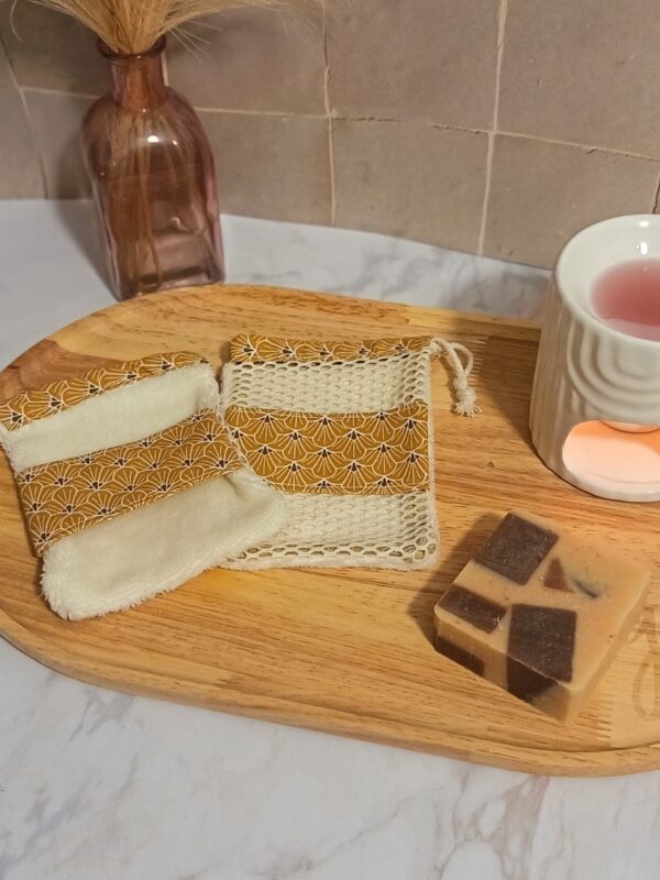 Duo de gants sauve-savon zéro déchet aux motifs d'éventails japonais jaune moutarde. Vue d'ensemble présentant la face exfoliante en filet et la face douce en bambou blanc sur un support en bois.
