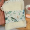 Détail de la face ultra-douce en éponge de bambou crème d'un gant sauve-savon, décoré d'une bande centrale en coton aux imprimés botaniques d'eucalyptus.