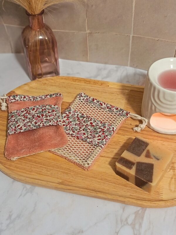 Gants sauve-savon zéro déchet assortis avec un motif floral printanier, présentés sur une face en éponge de bambou couleur vieux rose et une face en filet de coton.
