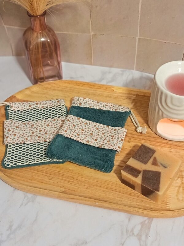 Duo de pochettes à savon avec un tissu fleuri délicat "Mini Pio" aux teintes rose et kaki, montées sur une éponge de bambou bleu indigo profonde pour un contraste élégant.