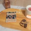 Gant sauve-savon au motif japonais "Okaido" bleu marine et fleurs pêche, montrant le côté filet de coton pour une mousse généreuse et une exfoliation douce.