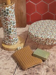 kit cuisine zéro déchet "premier pas " composé d'une éponge lavable en toile de jute est nid d'abeille couleur camel une charlotte à plat réutilisable au motif otma taille m et 5 feuilles d'essuis tout au motif milly rose thé et nid d'abeille camel avec le savon de marseille offert