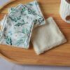 Lot de lingettes lavables réutilisables avec motif de feuilles d'eucalyptus vert tendre et verso en éponge de bambou ultra-douce.