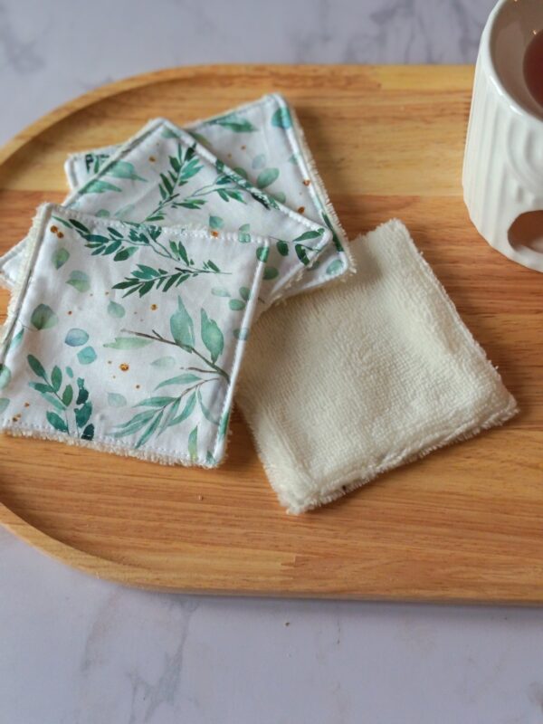 Lot de lingettes lavables réutilisables avec motif de feuilles d'eucalyptus vert tendre et verso en éponge de bambou ultra-douce.