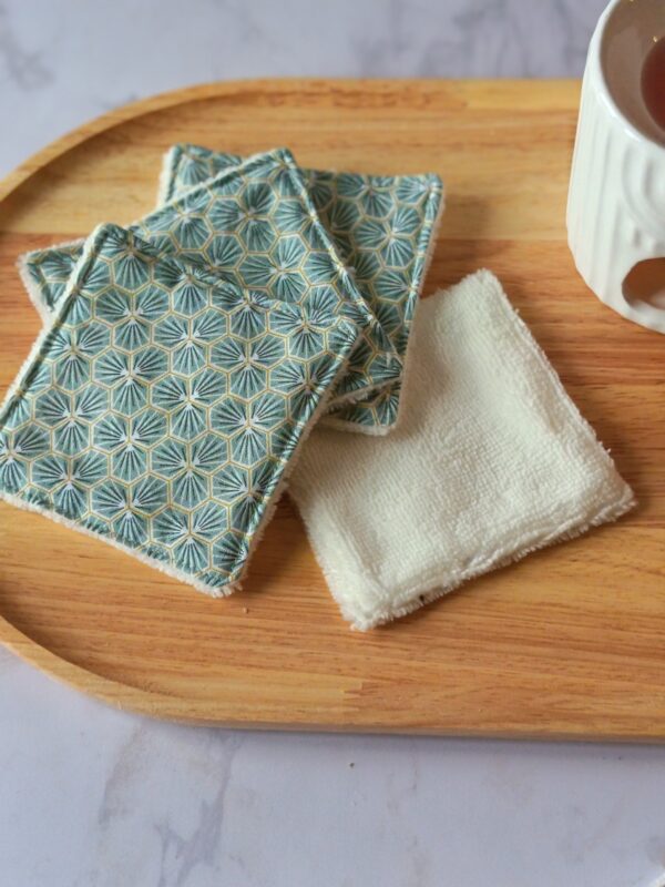 Lingettes lavables écologiques avec imprimé graphique d'hexagones vert émeraude et doré, idéales pour un démaquillage zéro déchet.