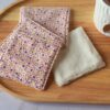 Lingettes réutilisables en coton et bambou avec un motif de petites fleurs champêtres jaunes et orangées (style Liberty).