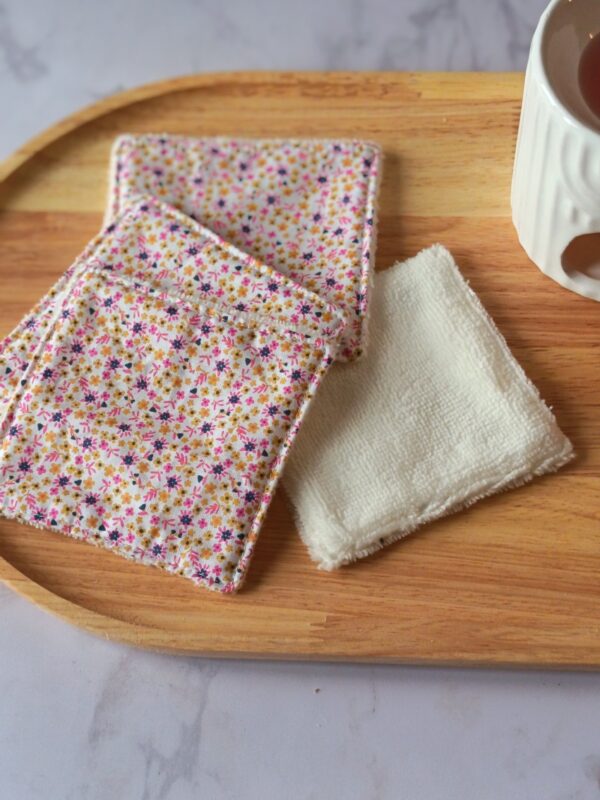 Lingettes réutilisables en coton et bambou avec un motif de petites fleurs champêtres jaunes et orangées (style Liberty).