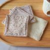 Accessoire beauté zéro déchet : lingettes lavables avec imprimé floral délicat dans les tons rose poudré et vert kaki.