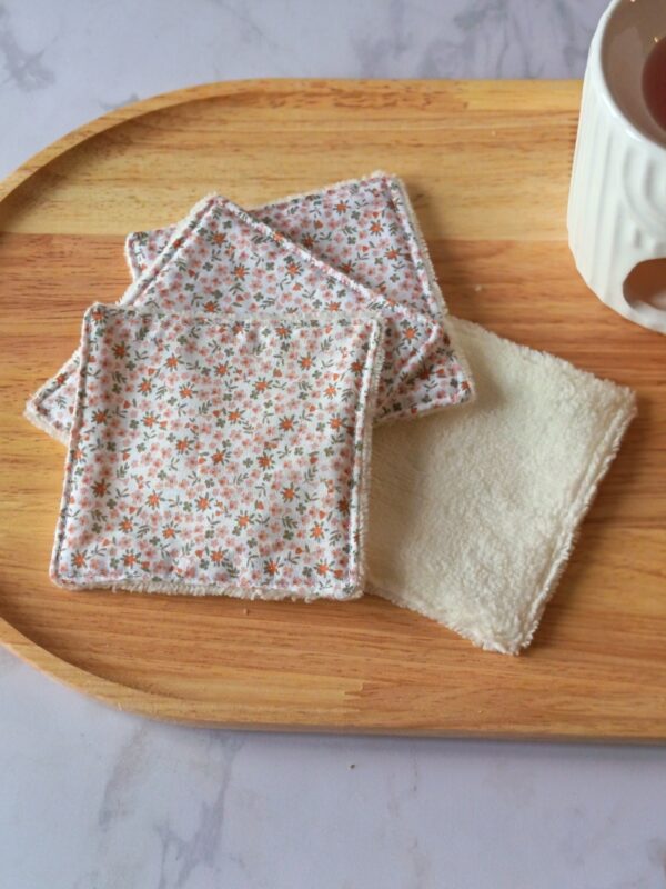 Accessoire beauté zéro déchet : lingettes lavables avec imprimé floral délicat dans les tons rose poudré et vert kaki.