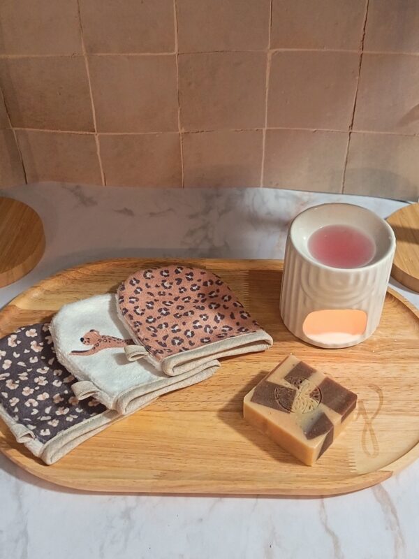 Gros plan sur les différentes textures et imprimés de la collection léopard, incluant un gant à motif animalier intégral et un gant blanc avec un petit guépard bondissant.