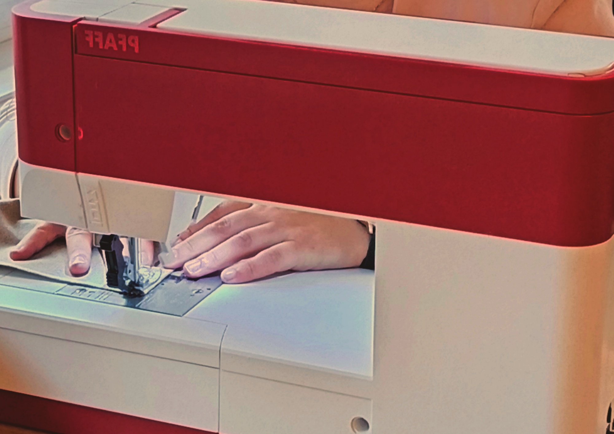 Malili _ fée entrain de coudre zom sur les mains