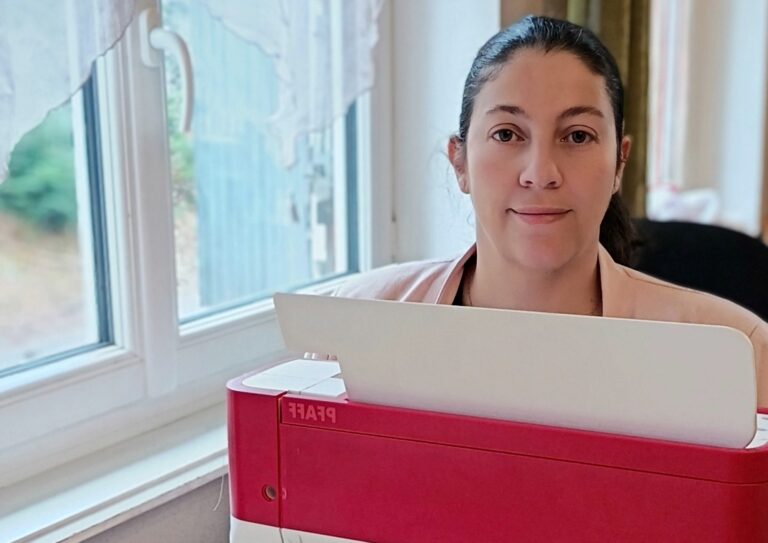 malili_fée souriante avec sa machine à coudre