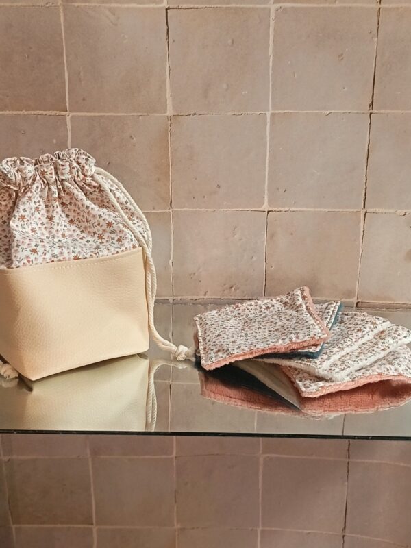 Panier à lingettes lavables refermé grâce à son cordon de serrage, se transformant en pochon de transport pratique pour les déplacements zéro déchet.