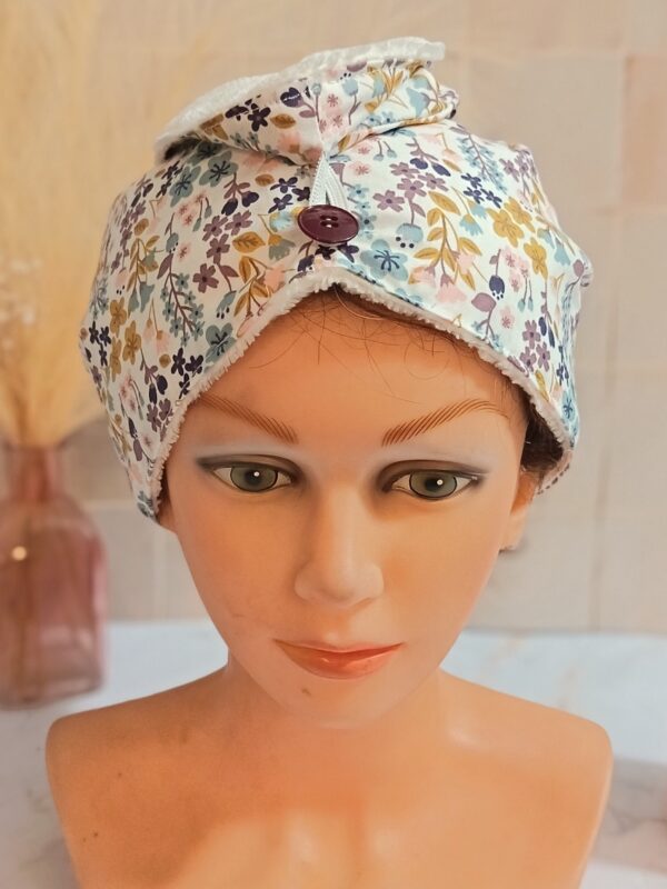 Serviette à cheveux en bambou pour femme, motif floral printanier multicolore (ocre, bleu, rose) sur fond blanc avec bouton prune.