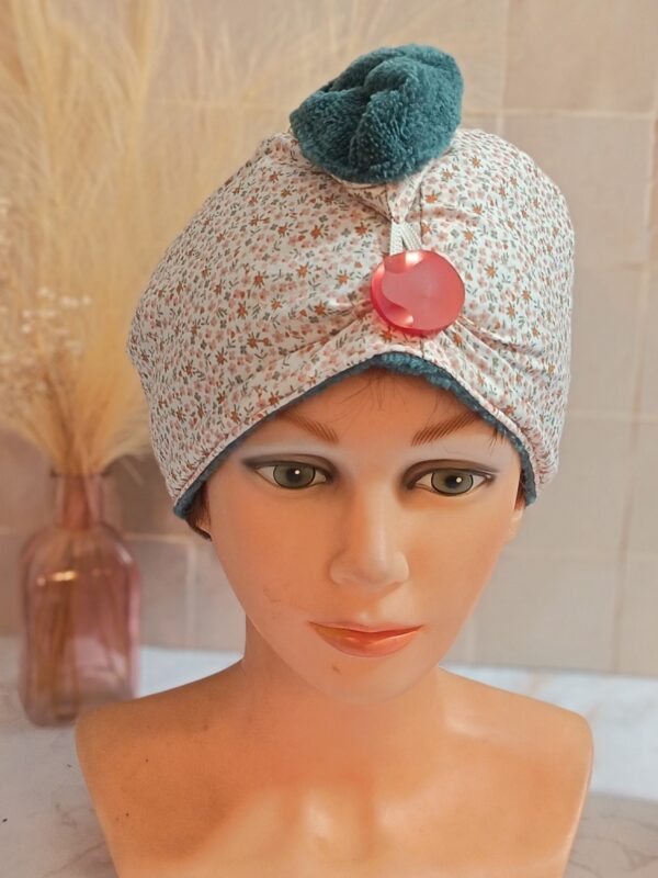 Serviette turban à cheveux avec tissu Liberty à petites fleurs roses et kaki, doublée d'une éponge de bambou épaisse couleur vert indigo.